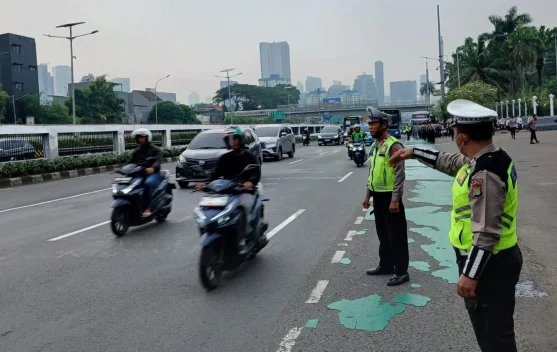 Pengamanan dan arus lalu lintas di depan Gedung DPR Senayan saat rapat paripurna