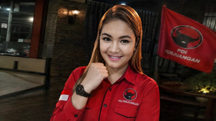 Pemuda dan perempuan Bondowoso berkumpul di teras rumah untuk diskusi politik bersama Shanti