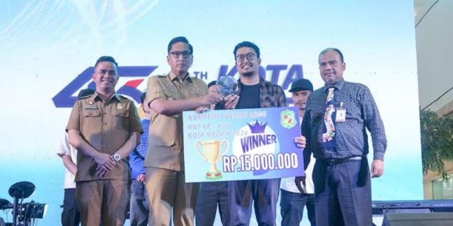Wali Kota Medan Rico Waas menyerahkan hadiah kepada pemenang kompetisi logo di Plaza Medan Fair