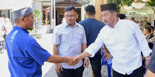 Wakil Bupati Aceh Besar Drs H Syukri menyambut warga saat open house Idul Adha di Gampong Cot Nambak