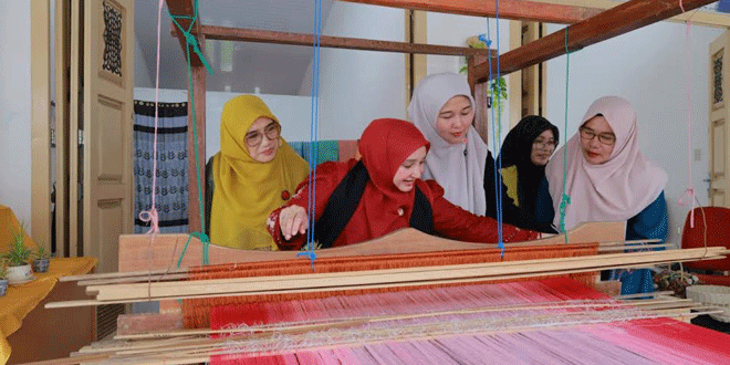 Ketua Dekranasda Aceh Besar dan rombongan di Sentra IKM Aceh Besar saat kunjungan