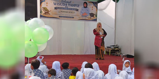 Siswa SDN 3 Langsa menerima penghargaan wisuda tahfidz di halaman sekolah