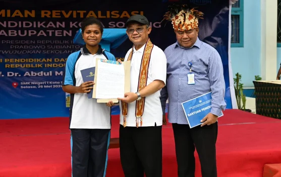 Siswa SMK Negeri 1 Sorong mengapresiasi fasilitas perpustakaan dan toilet baru