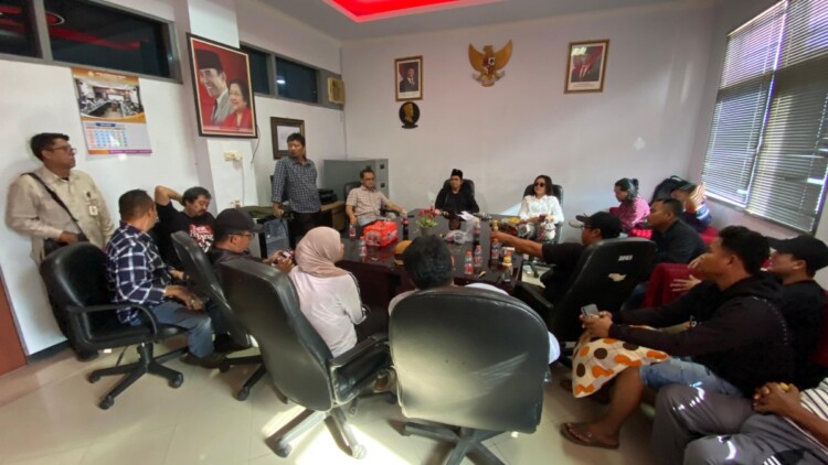 Puluhan nelayan Puger mengadu ke DPRD Jember soal solar subsidi