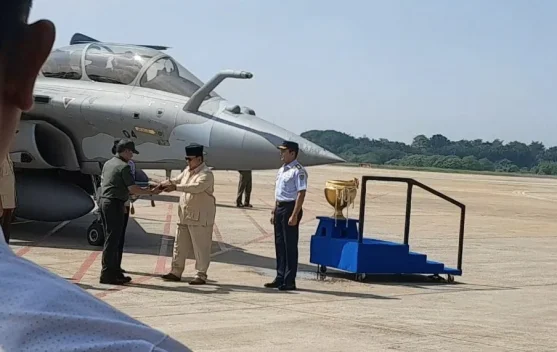 Presiden Prabowo menyerahkan kunci pesawat Rafale di Lanud Halim