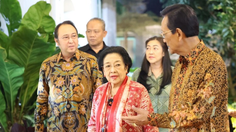 Megawati dan Sri Sultan HB X dalam jamuan di Kraton Yogyakarta