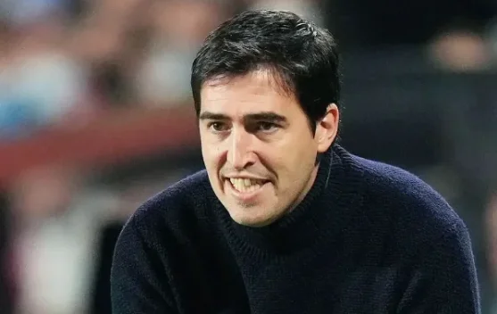 Andoni Iraola di pinggir lapangan saat memimpin Bournemouth