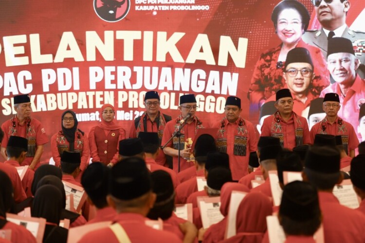 Suasana pelantikan PAC PDI Perjuangan Kabupaten Probolinggo di RM Kebun Pring