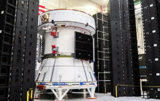 Model roket SLS dan wahana Orion saat persiapan misi Artemis III