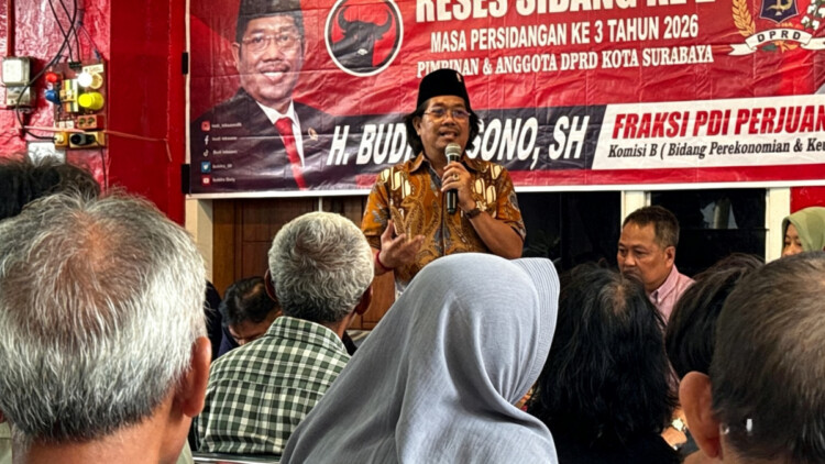 Budi Leksono berdialog dengan warga Surabaya saat reses membahas pendidikan dan pekerjaan