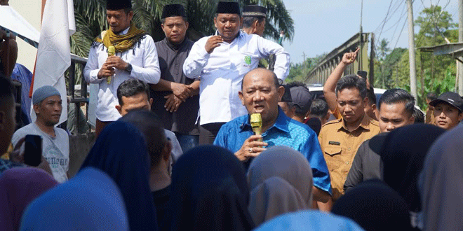 Bupati Langkat bertemu warga saat aksi damai meminta pengaspalan di Desa Kwala Air Hitam