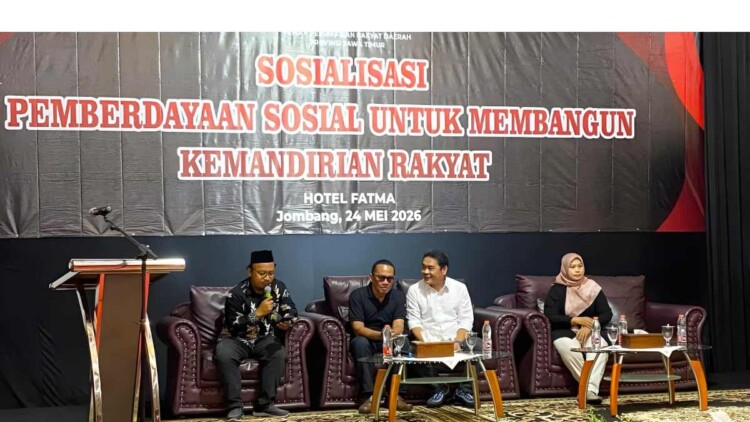 Wiwin Sumrambah saat sosialisasi ketahanan masyarakat di Aula Hotel Fatma, Jombang, 24 Mei 2026