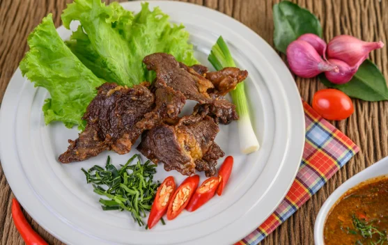 Ilustrasi daging kurban, sayur, dan olahraga untuk jaga kolesterol saat Iduladha