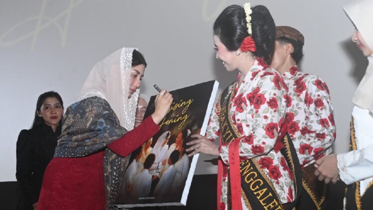 Novita Hardini berbicara saat TGX Women Summit di Gedung Bioskop NSC Trenggalek