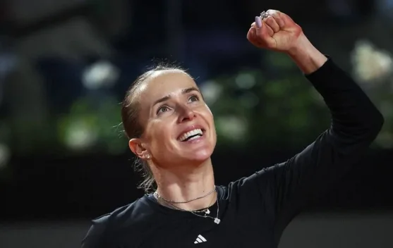 Elina Svitolina merayakan kemenangan di Foro Italico setelah menyingkirkan Iga Swiatek