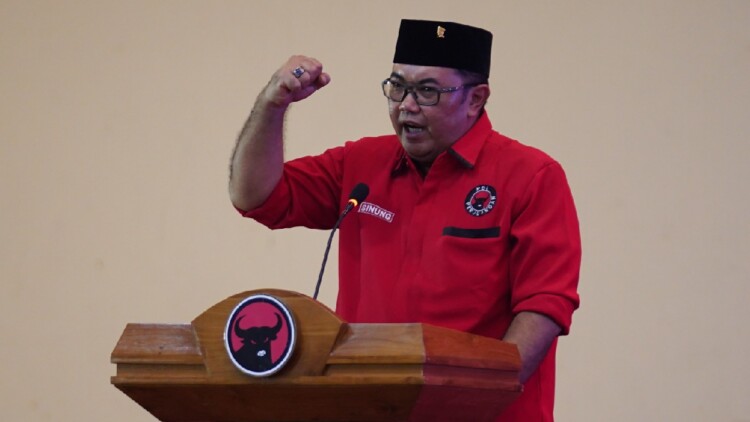 Pelantikan 23 PAC PDI Perjuangan Bondowoso di Hotel Ijen View dengan kader berpakaian merah