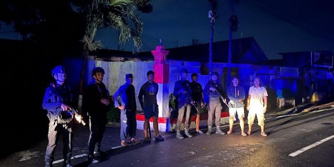 Personel Brimob berpatroli malam di jalan Kota Medan