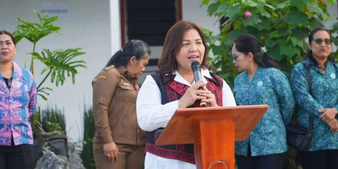 Ketua TP PKK Humbahas menyosialisasikan PAAREDI di SMA HKBP Doloksanggul