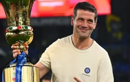 Cristian Chivu merayakan gelar bersama pemain Inter Milan musim 2025/2026
