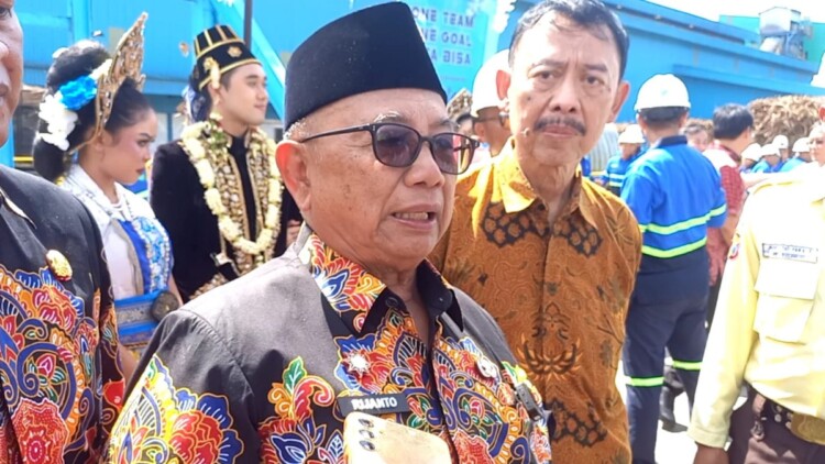 Bupati Rijanto saat membuka musim giling tebu di Desa Rejoso, Kabupaten Blitar