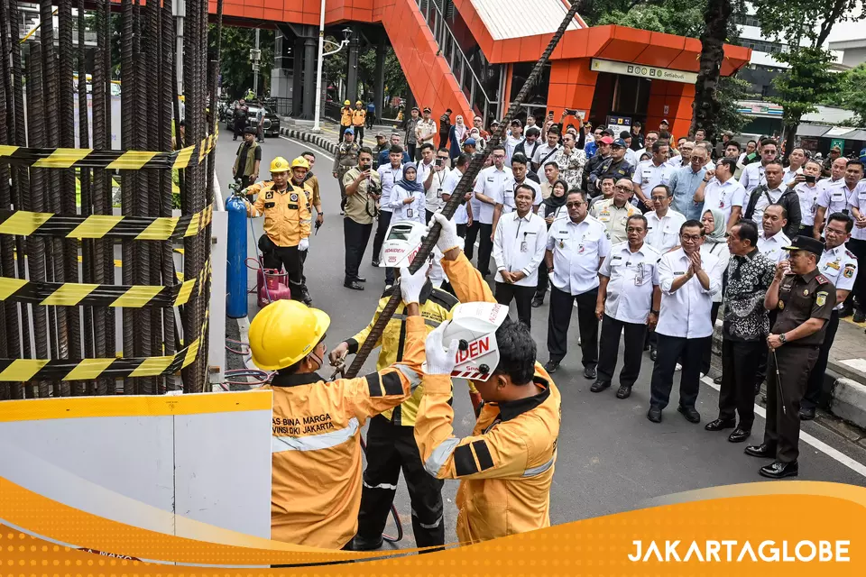 Suasana jalan HR Rasuna Said saat car-free day dengan warga berolahraga