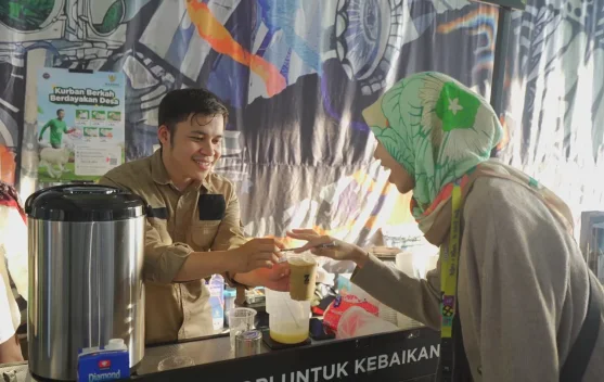 Staf BAZNAS melayani publik di stan Semarak Kurban di Terowongan Kendal, Sudirman