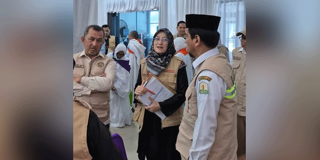 Kepala Ombudsman Aceh Dian Rubianty berbincang dengan jamaah haji di asrama haji