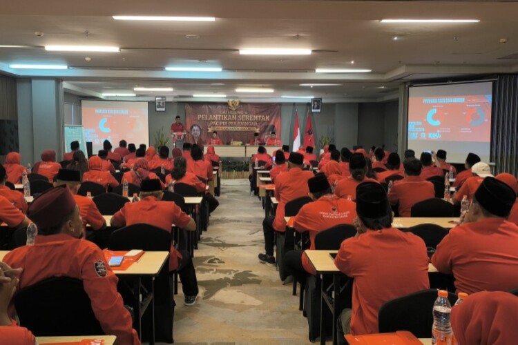Peserta gathering PAC PDI Perjuangan Gresik di Hotel Khas saat sesi pengenalan pengurus