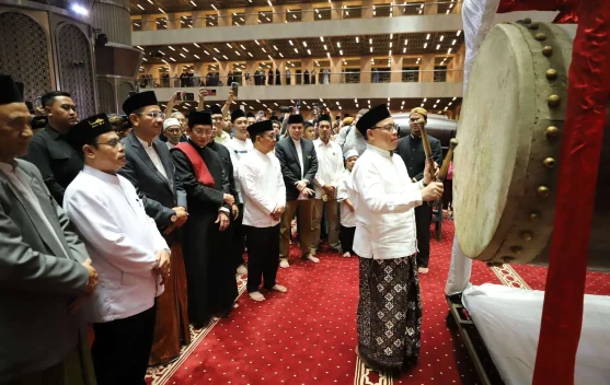 Ilustrasi warga takbiran di malam Iduladha dengan langit cerah