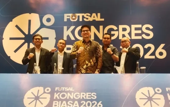 Ilustrasi pertandingan futsal di dalam gedung dengan penonton