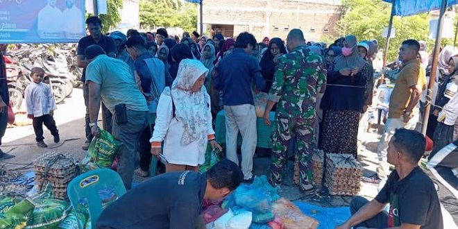 Warga antre di lokasi pasar murah Aceh Utara menjelang Idul Adha