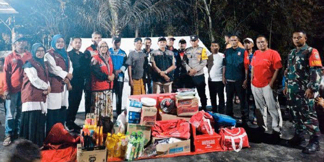 Petugas Dinas Sosial menyerahkan bantuan darurat kepada korban kebakaran di Indrapuri