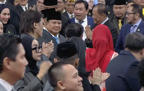 Presiden Prabowo memasuki ruang sidang paripurna disambut lagu Maju Tak Gentar