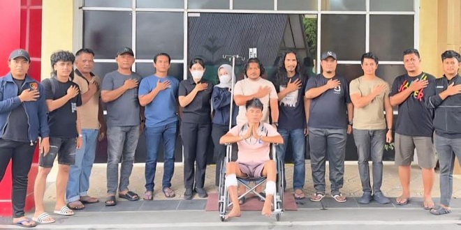 Ilustrasi angkot di jalan dan penangkapan pelaku pembegalan