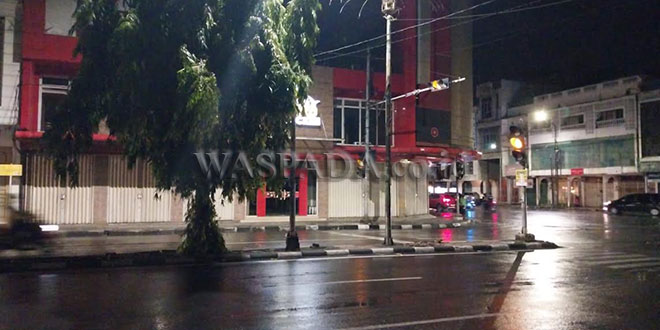 Tiang dan jaringan listrik di Sumatera saat pemadaman akibat cuaca ekstrem