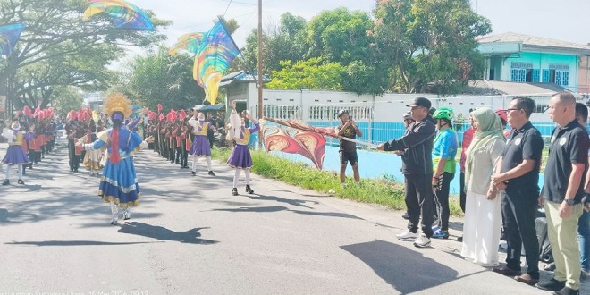 Bupati Darma Wijaya melepas pawai drumband Festival Bumi Serampang Dua Belas di Perbaungan
