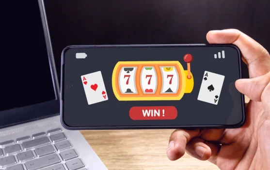 Ilustrasi bansos dan judi online pada perangkat gawai