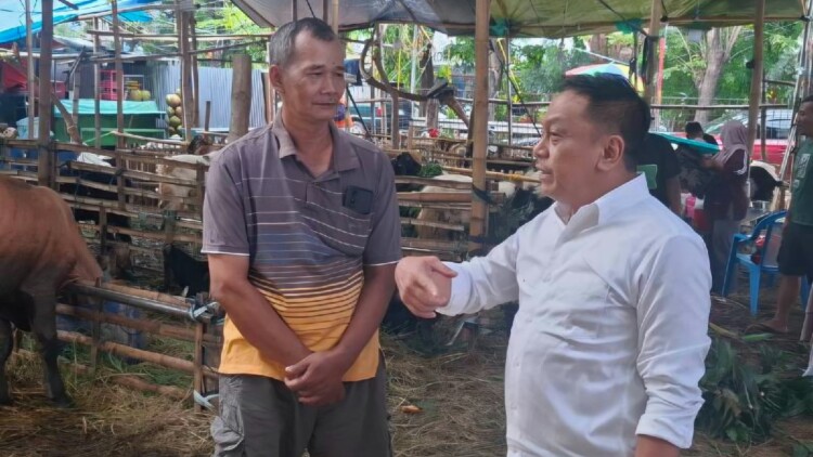 Pedagang hewan kurban di lapak Jalan Nginden Semolo Surabaya