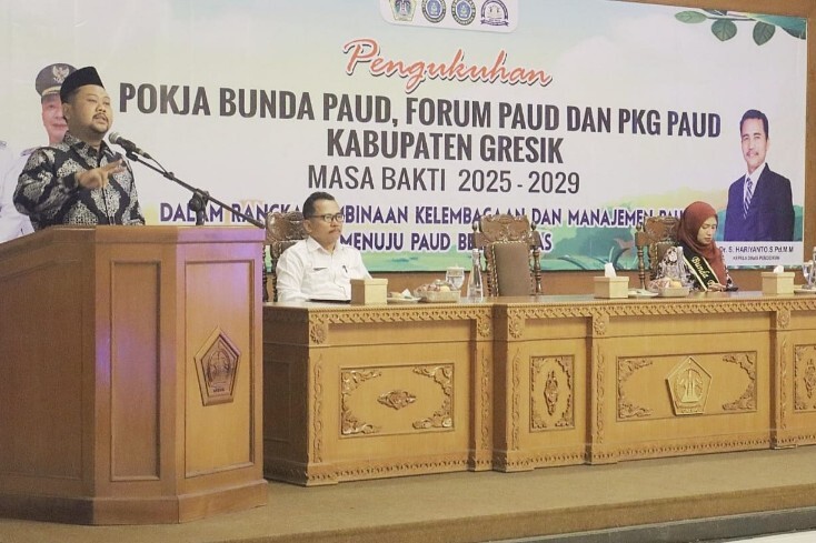 Bupati Gresik berbicara saat pengukuhan Pokja Bunda PAUD di Ruang Mandala Bhakti Praja