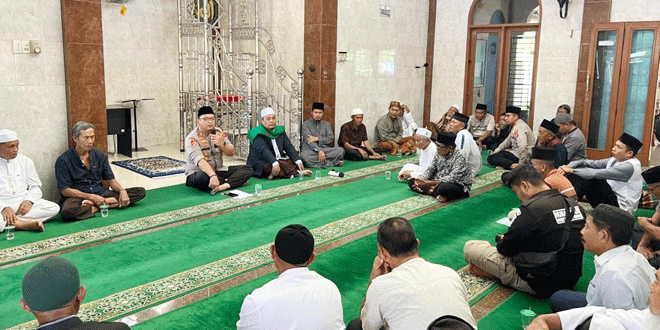 Kapolres Langkat bersama jamaah di Masjid Al-Hidayah Stabat