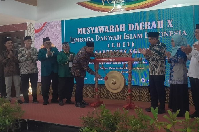 Bupati Ngawi memukul gong saat membuka Musda X LDII di Pendopo Wedya Graha pada 21 Mei 2026
