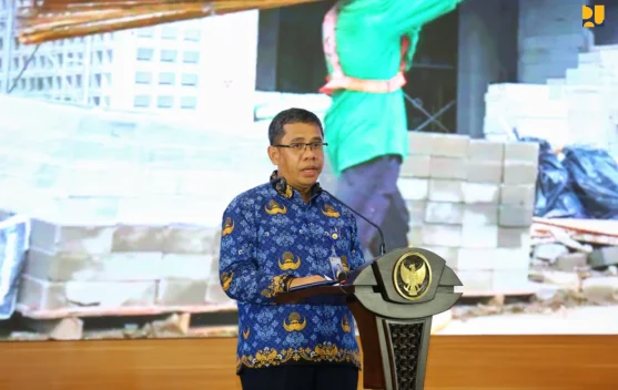 Pembangunan gedung sekolah rakyat dengan pekerja konstruksi di lokasi proyek