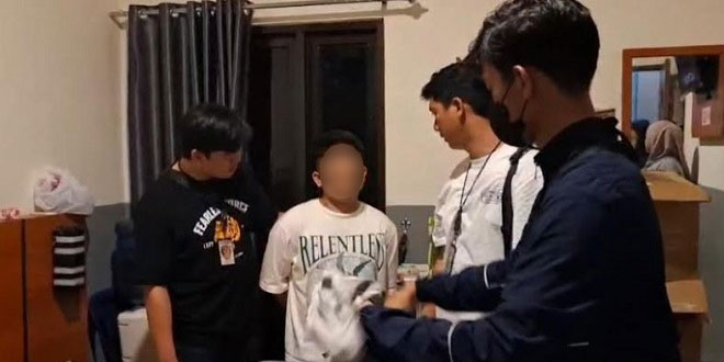 Pasangan ditangkap di kamar hotel terkait prostitusi online dan konten porno