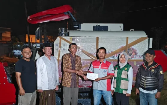 Corn combine harvester di lahan jagung Tuban saat panen musim II 2026