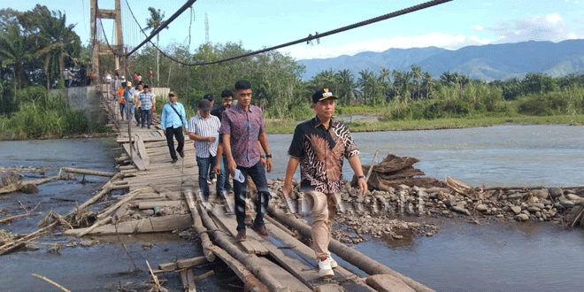 Jembatan gantung Sabarimba melintasi Sungai Barumun yang rusak diterjang banjir