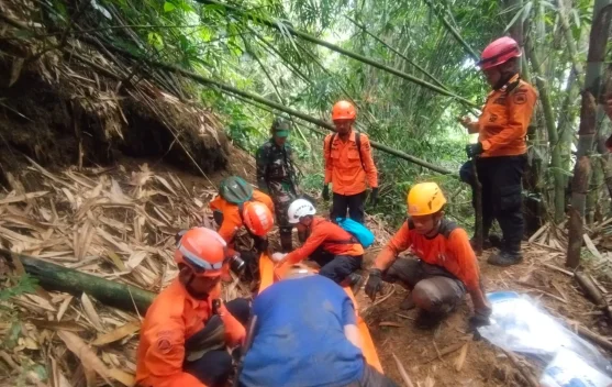 Tim SAR evakuasi korban longsor di Curug Cileat, Subang