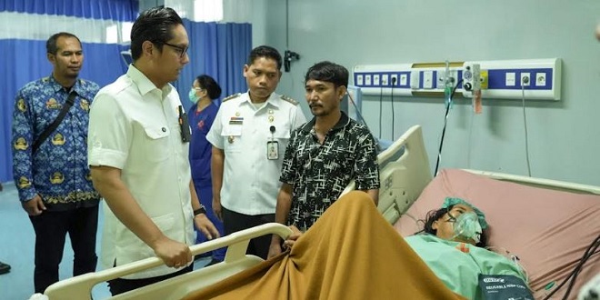 Wali Kota Rico Waas menjenguk korban begal di RS USU, Medan