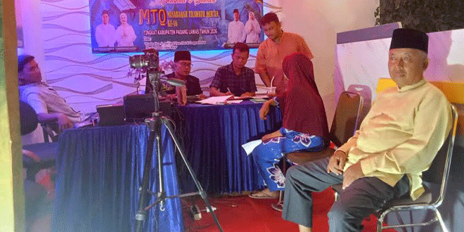 Petugas Disdukcapil melayani warga mengurus dokumen kependudukan di lokasi MTQ