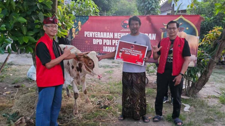 Bambang Juwono menyerahkan sapi kurban di Ponorogo