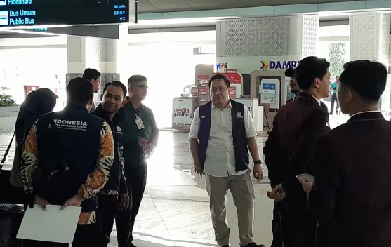 Menlu Sugiono menyambut WNI di area kedatangan Bandara Soekarno-Hatta